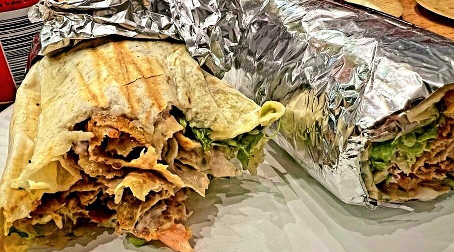 Kebab de carne con verduras frescas